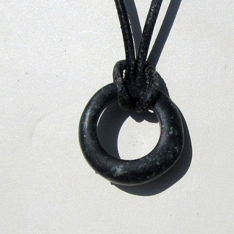 Einzelstück: Granitring am Lederband, maritim schick
