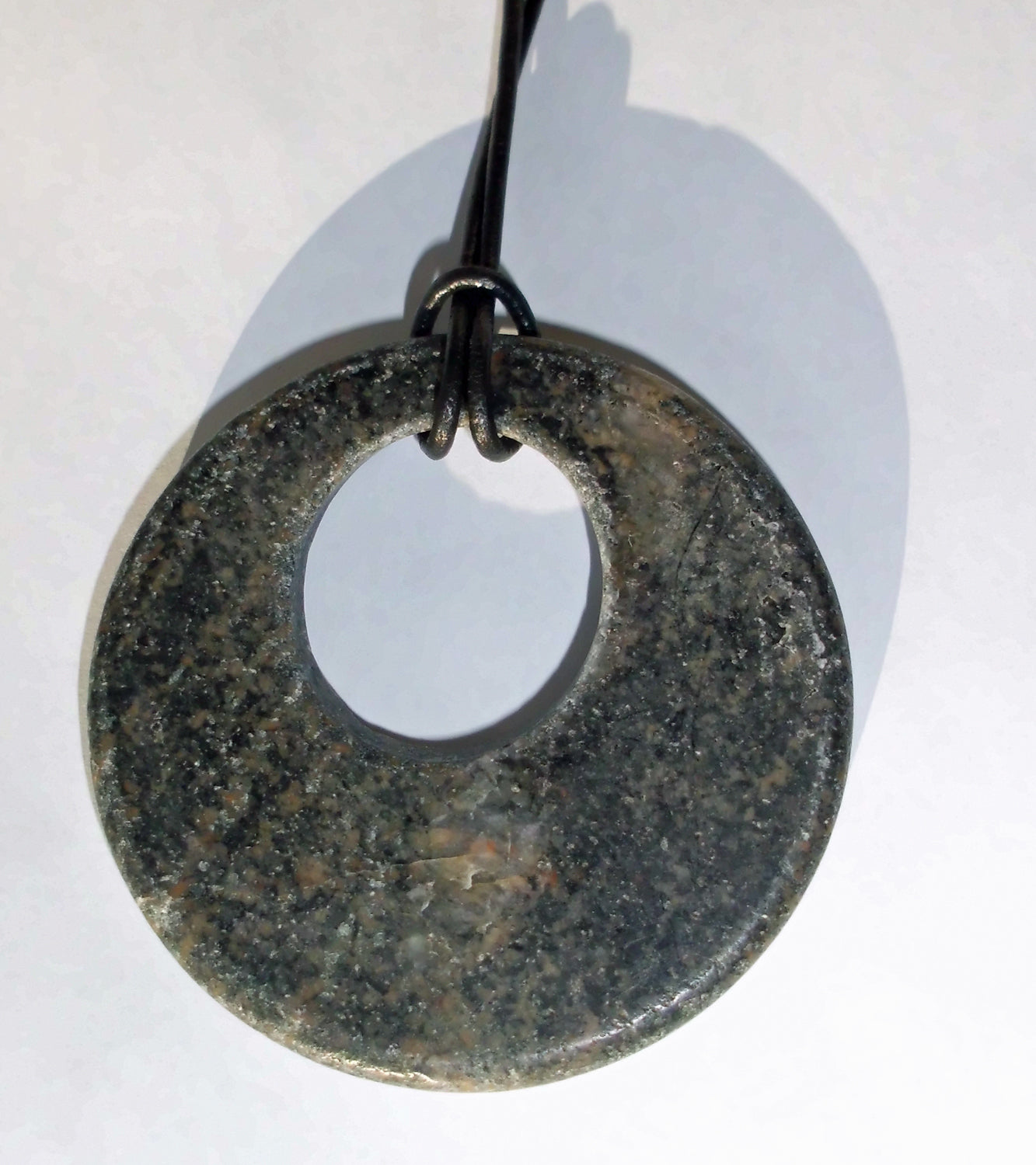 Einzelstück Granitring mit Lederband, maritim und robust