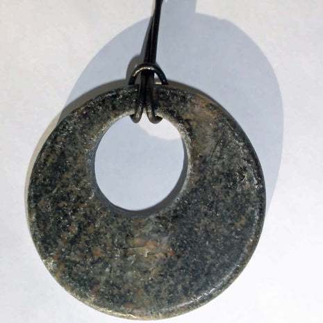 Einzelstück Granitring mit Lederband, maritim und robust