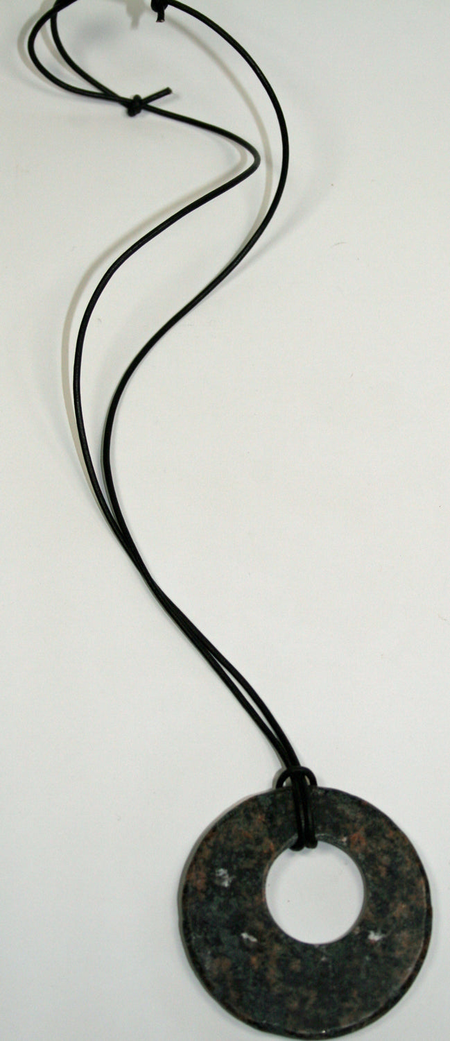 Einzelstück Granitring mit Lederband, maritim und robust