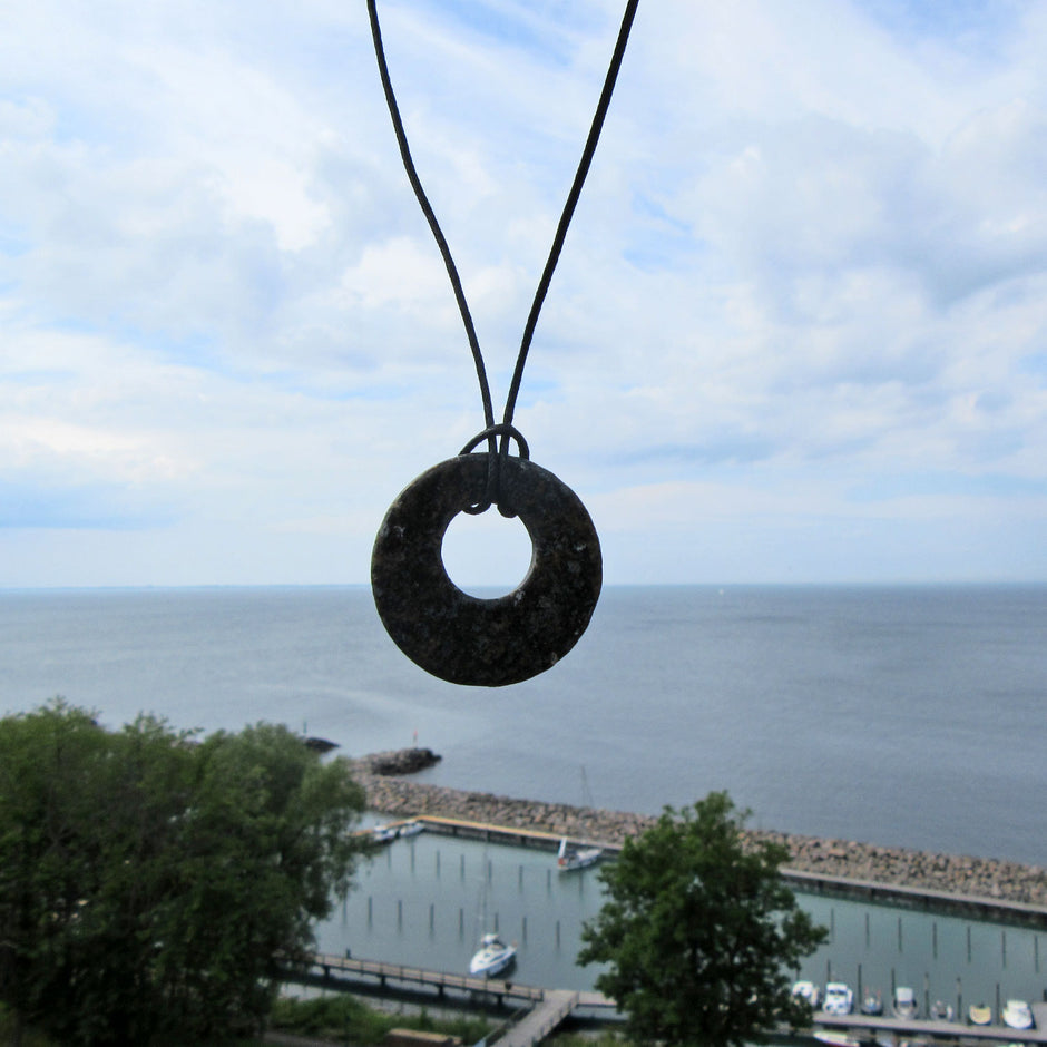 Einzelstück Steinring aus Granit am Band