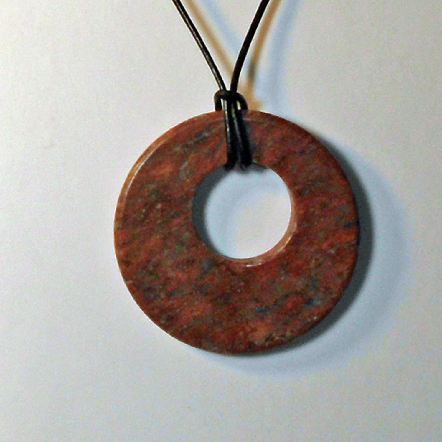 Rötlicher Porphyrsteinring an Lederband, Einzelstück