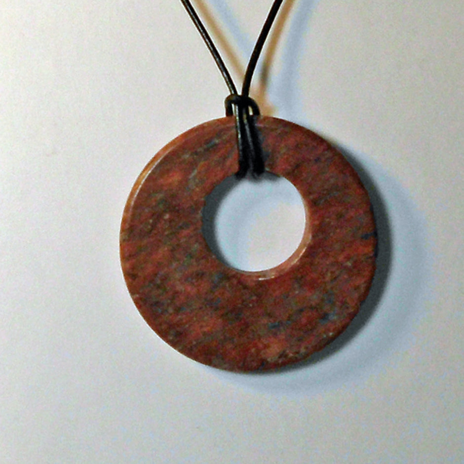 Rötlicher Porphyrsteinring an Lederband, Einzelstück