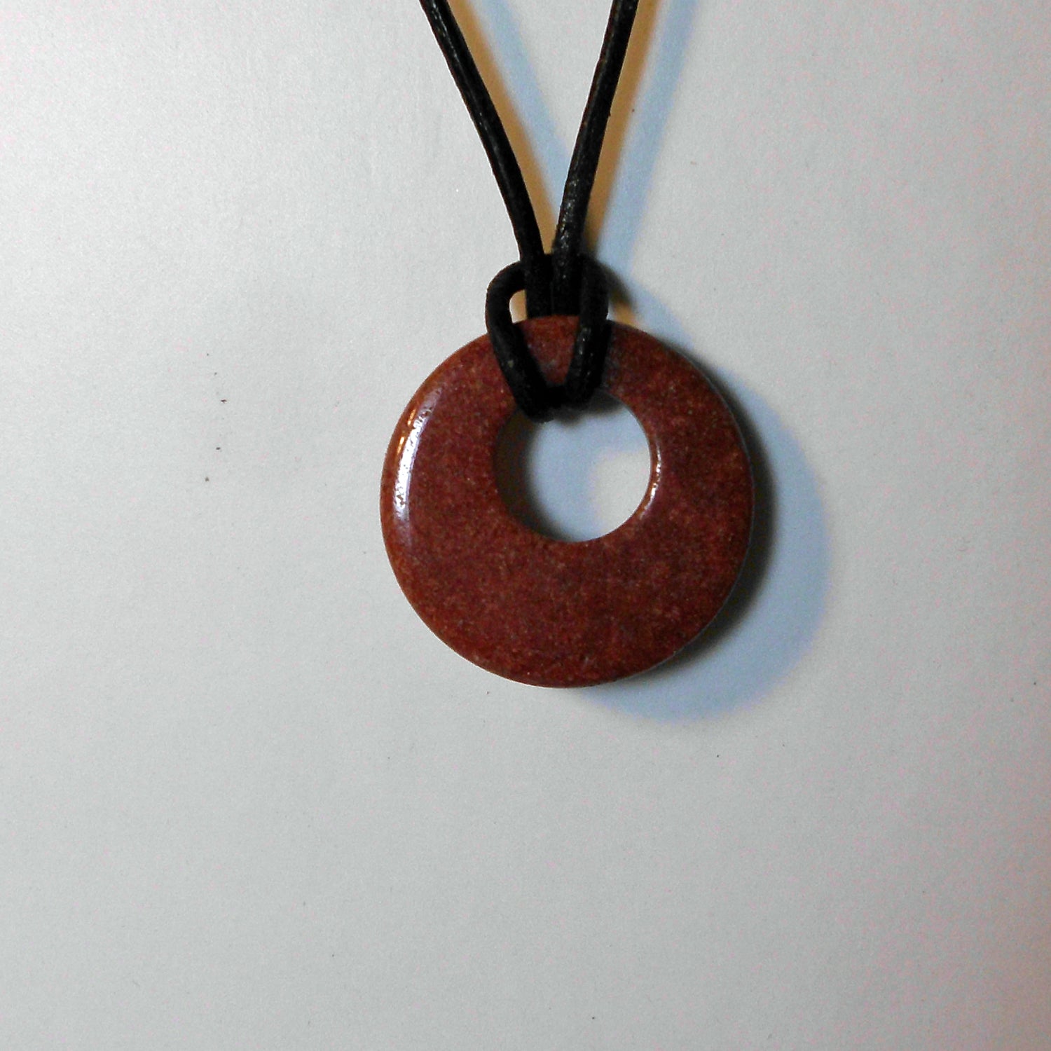 Einzelstück: Sandsteinring an schwarzem Lederband