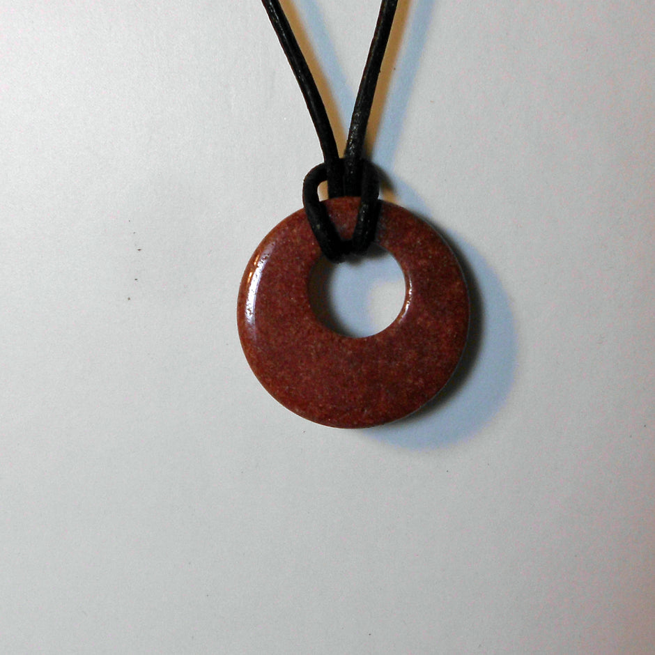 Einzelstück: Sandsteinring an schwarzem Lederband