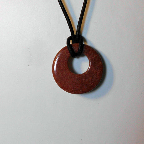 Einzelstück: Sandsteinring an schwarzem Lederband