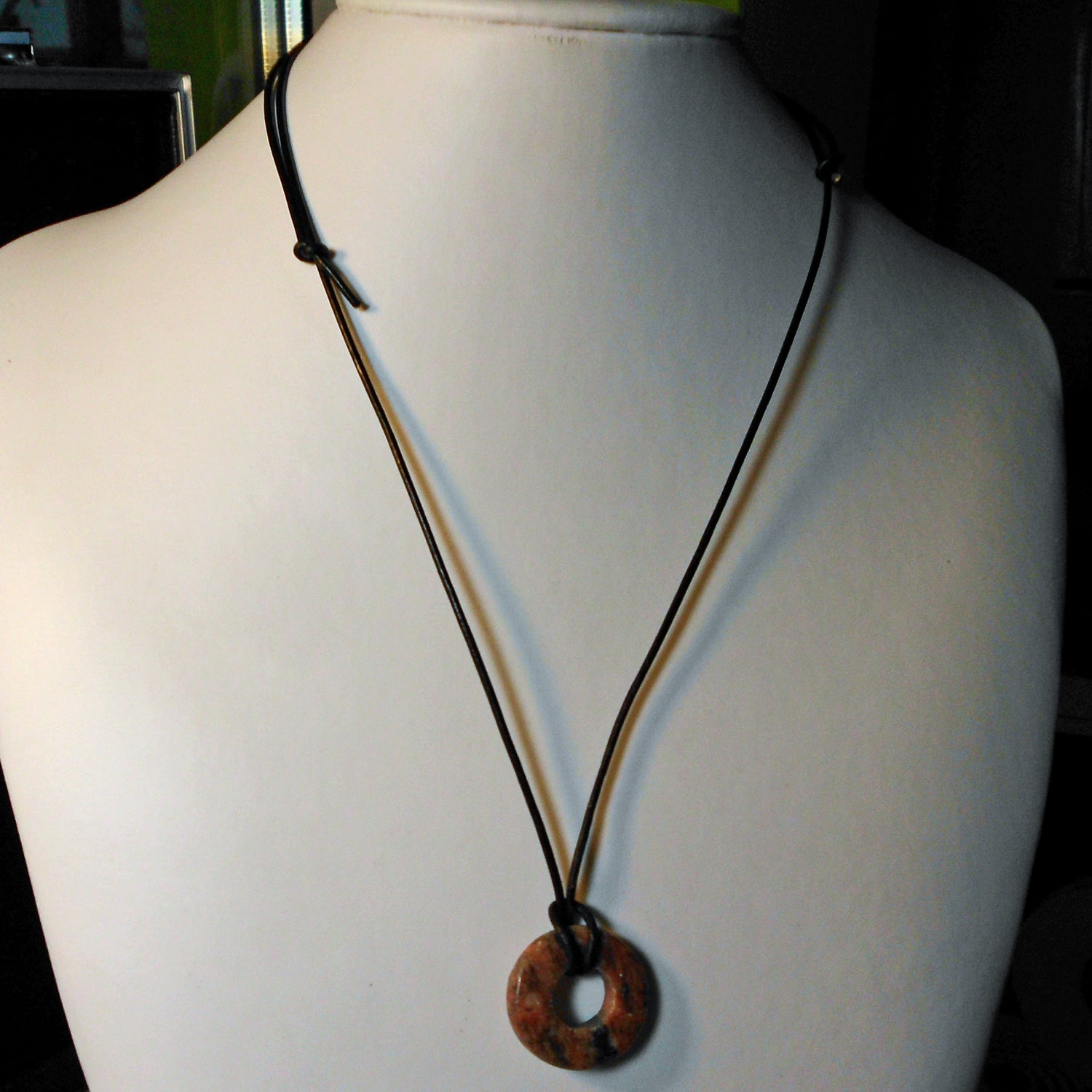 Kleiner Steinring aus Gneis, rötlich-schwarz gestreift