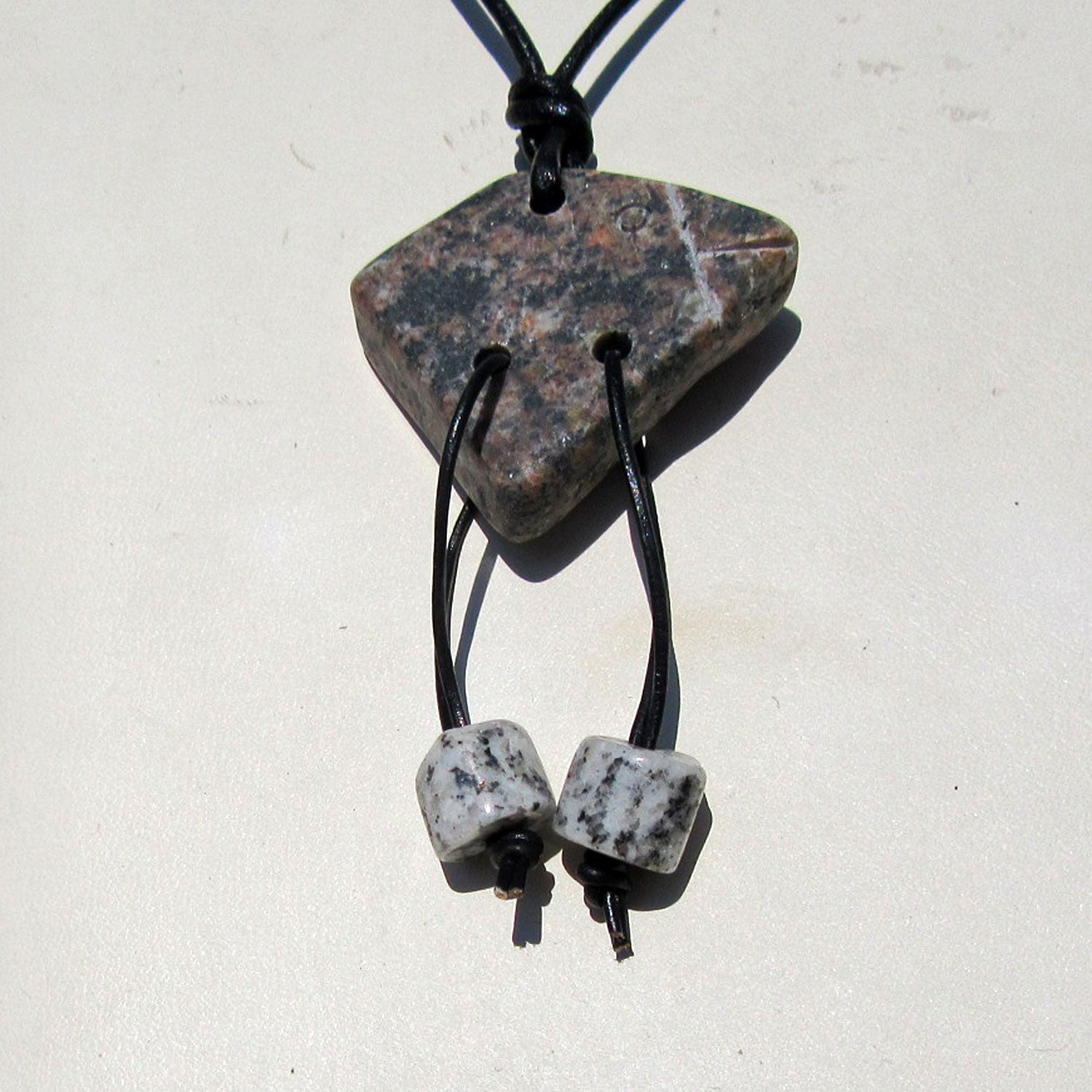 Steinvogel aus Rügener Kiesel am Baumwollband, Unikat