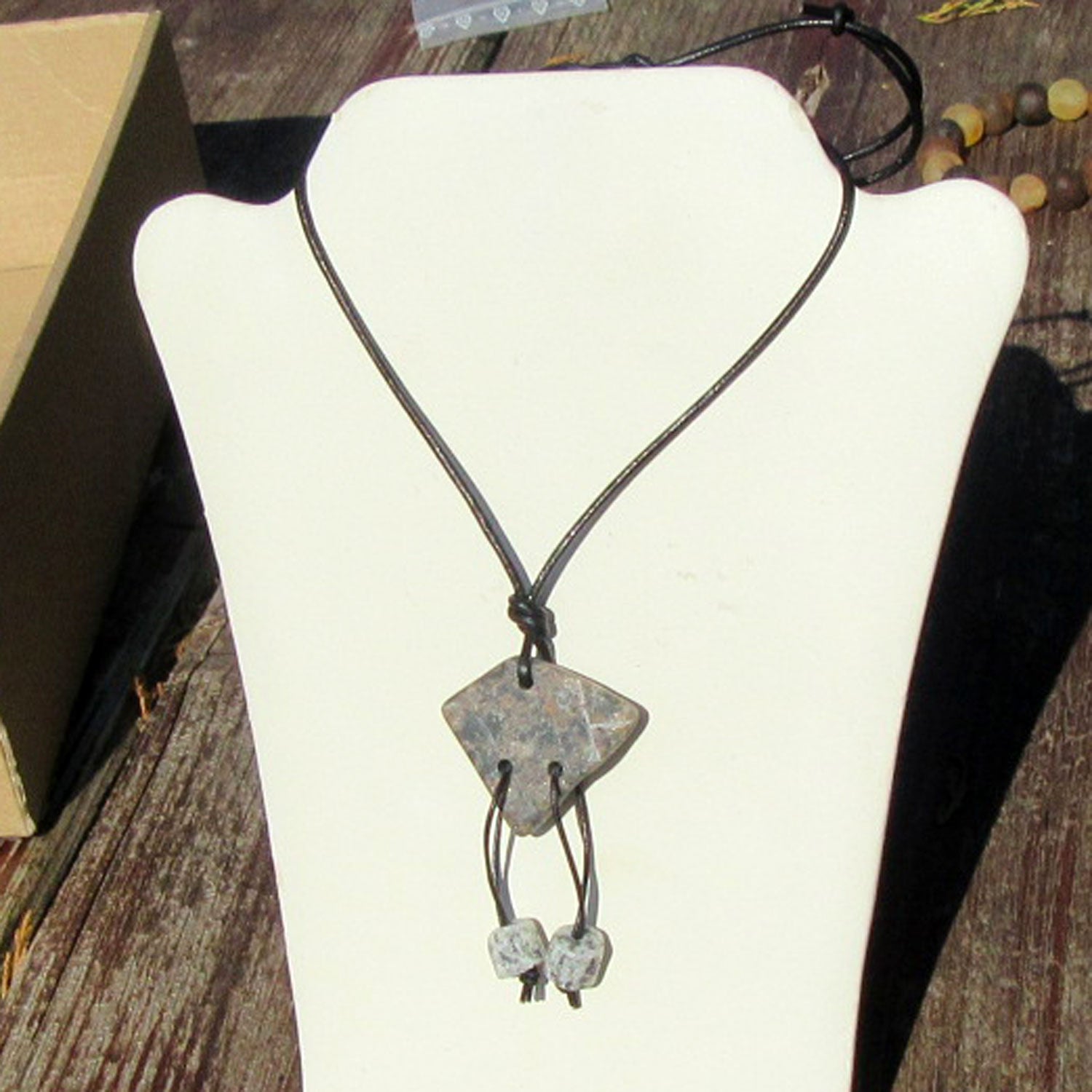 Steinvogel aus Rügener Kiesel am Baumwollband, Unikat