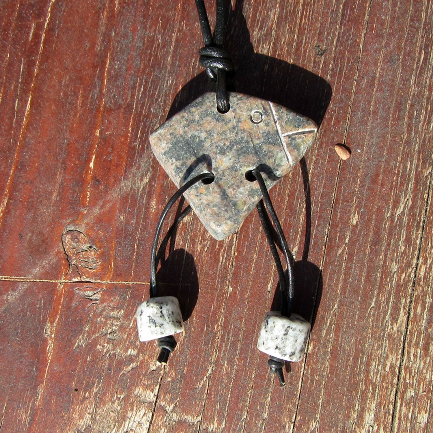 Steinvogel aus Rügener Kiesel am Baumwollband, Unikat