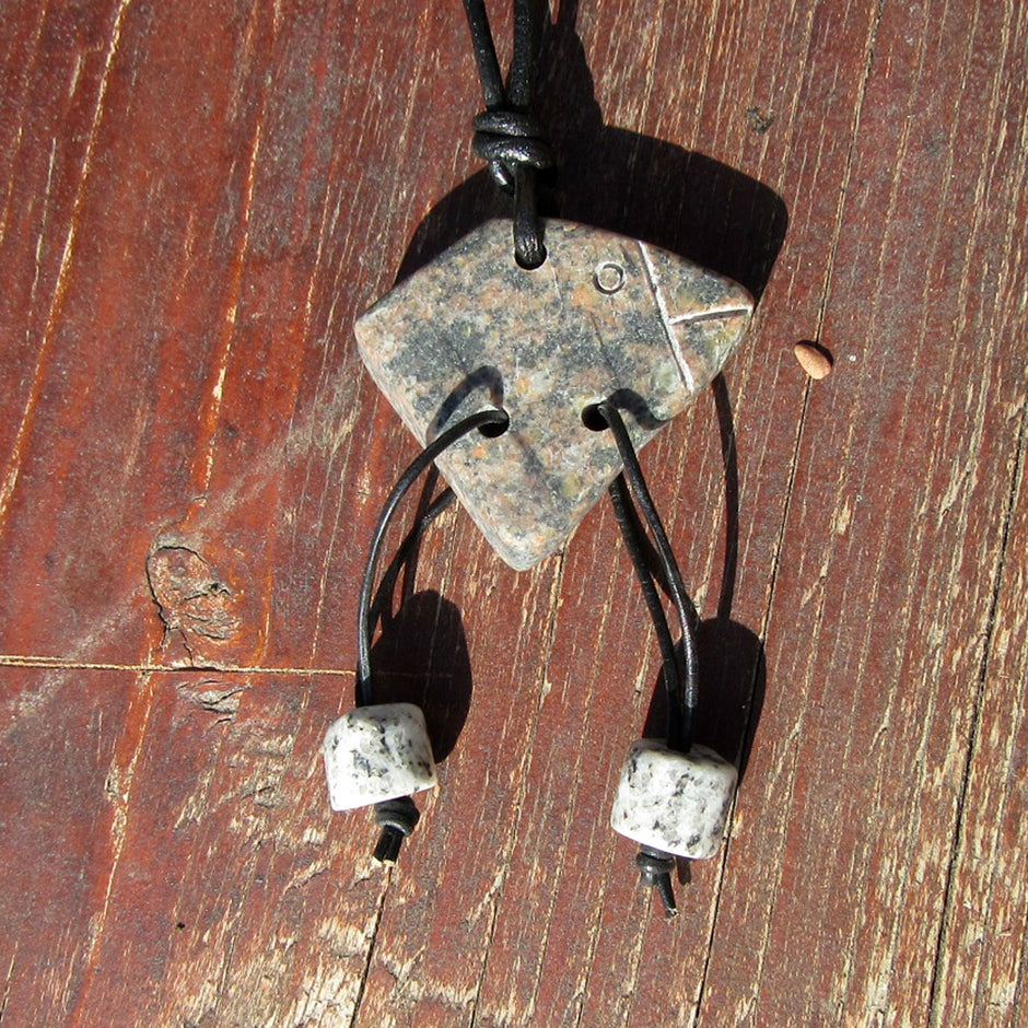 Steinvogel aus Rügener Kiesel am Baumwollband, Unikat