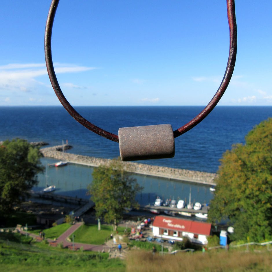 Rustikaler Zylinder aus angeschliffenem Stein