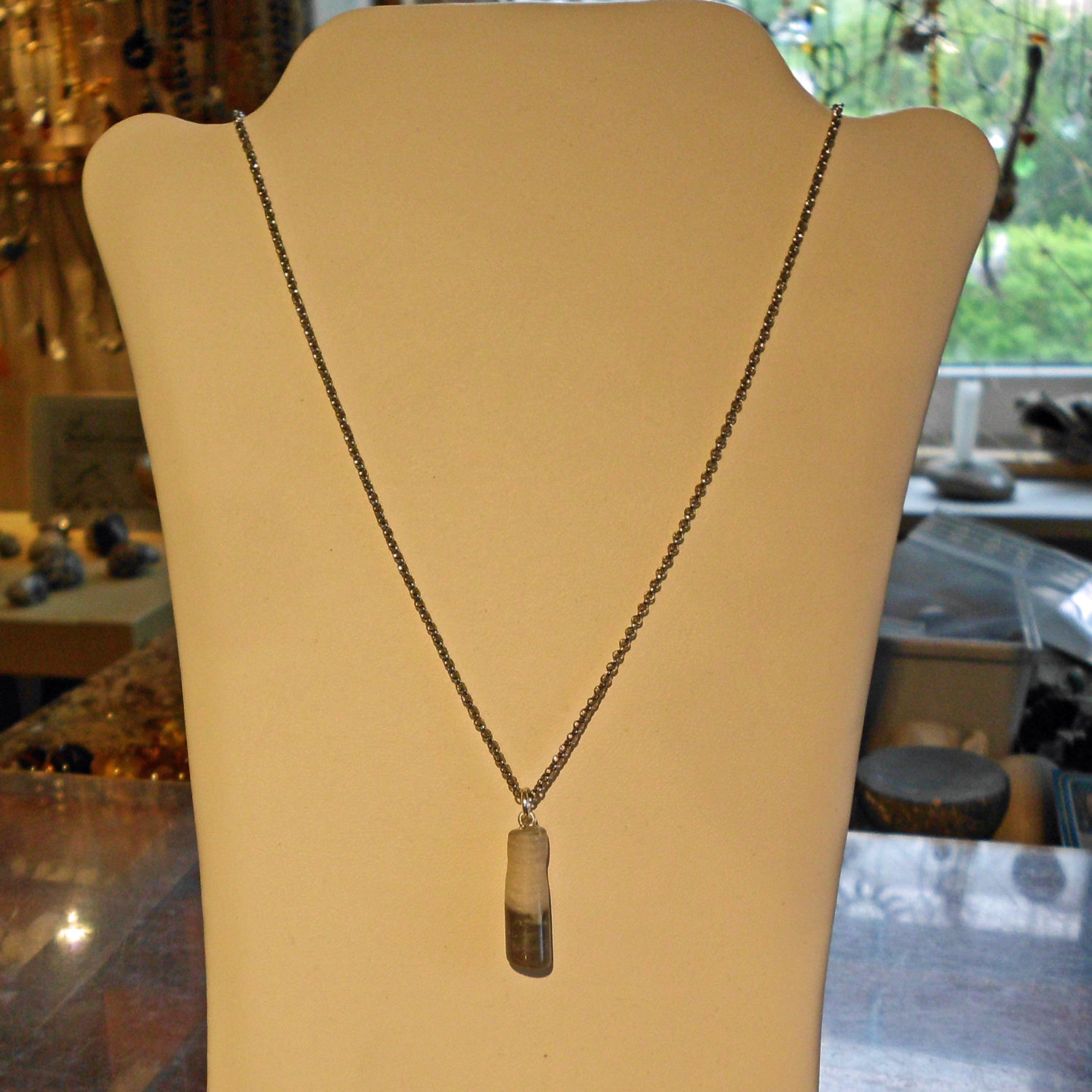 Einzelstück: Anhänger aus versteineter Dickmuschel