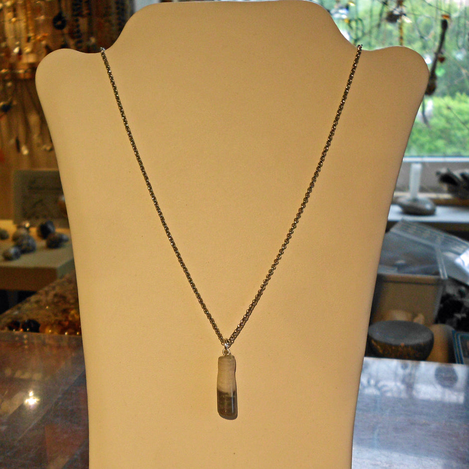 Einzelstück: Anhänger aus versteineter Dickmuschel