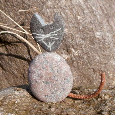 Abstrakte Steinkatze mit Lederschwanz von Rügen