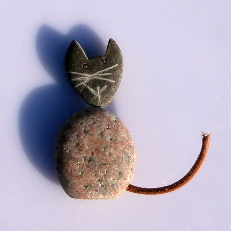 Abstrakte Steinkatze mit Lederschwanz von Rügen