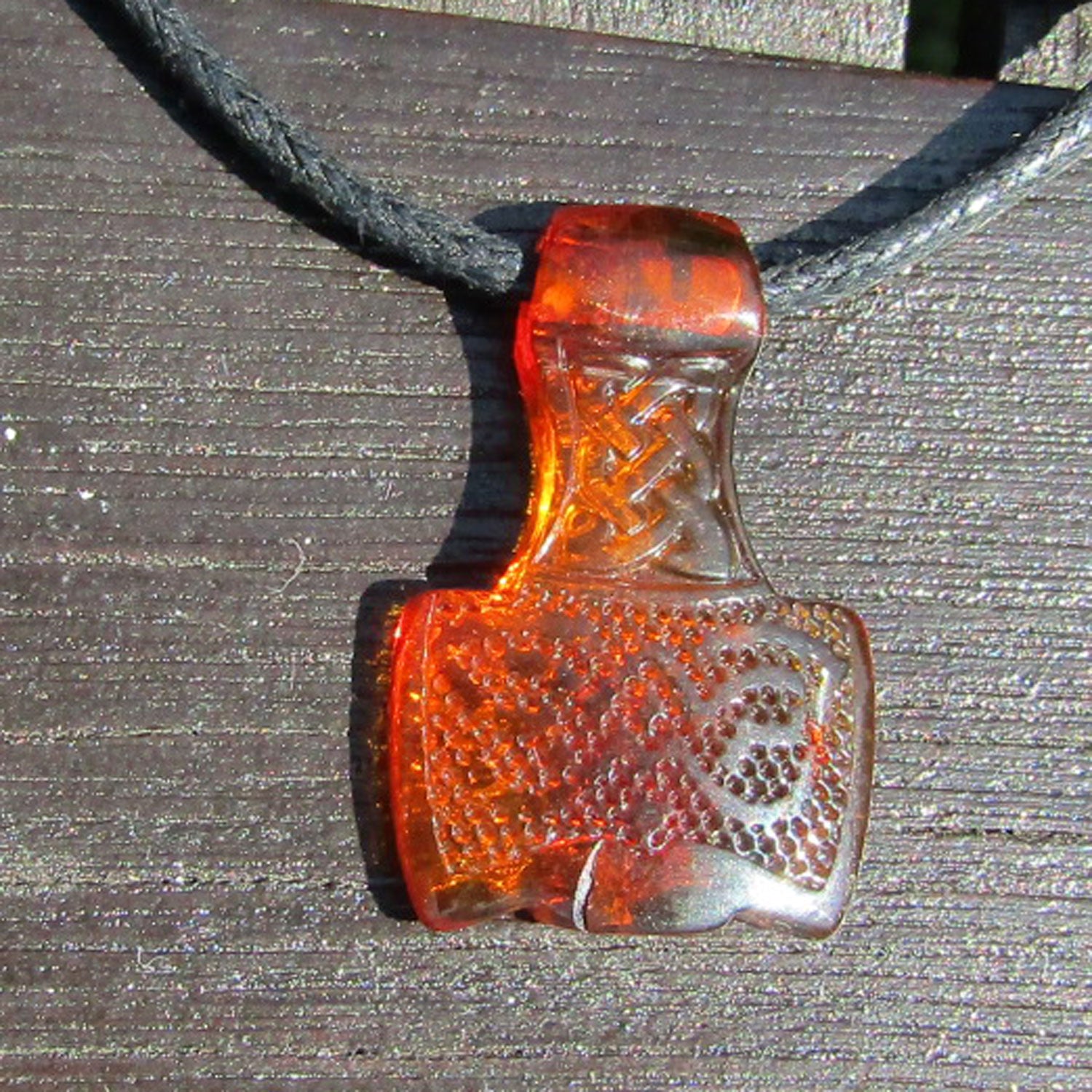Thor's Hammer aus Bernstein mit feiner Gravur, Unikat