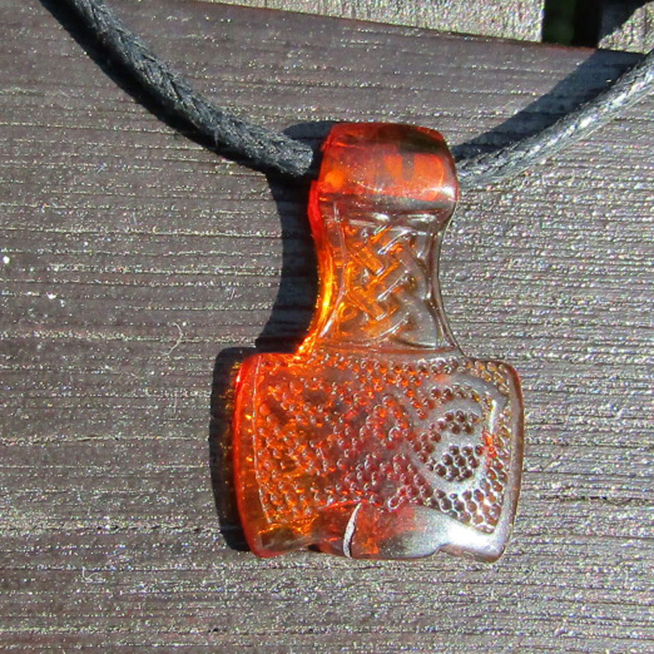 Thor's Hammer aus Bernstein mit feiner Gravur, Unikat