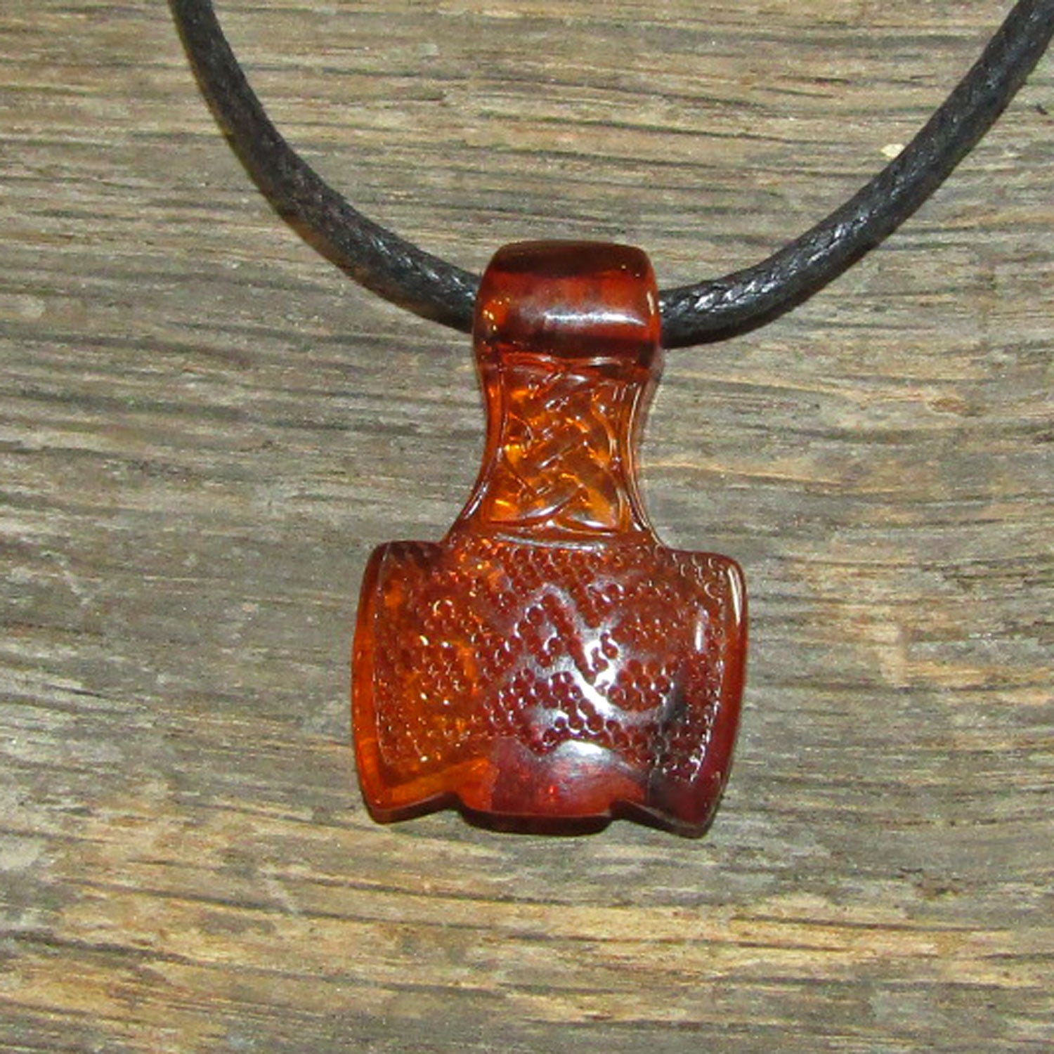 Thor's Hammer aus Bernstein mit feiner Gravur, Unikat