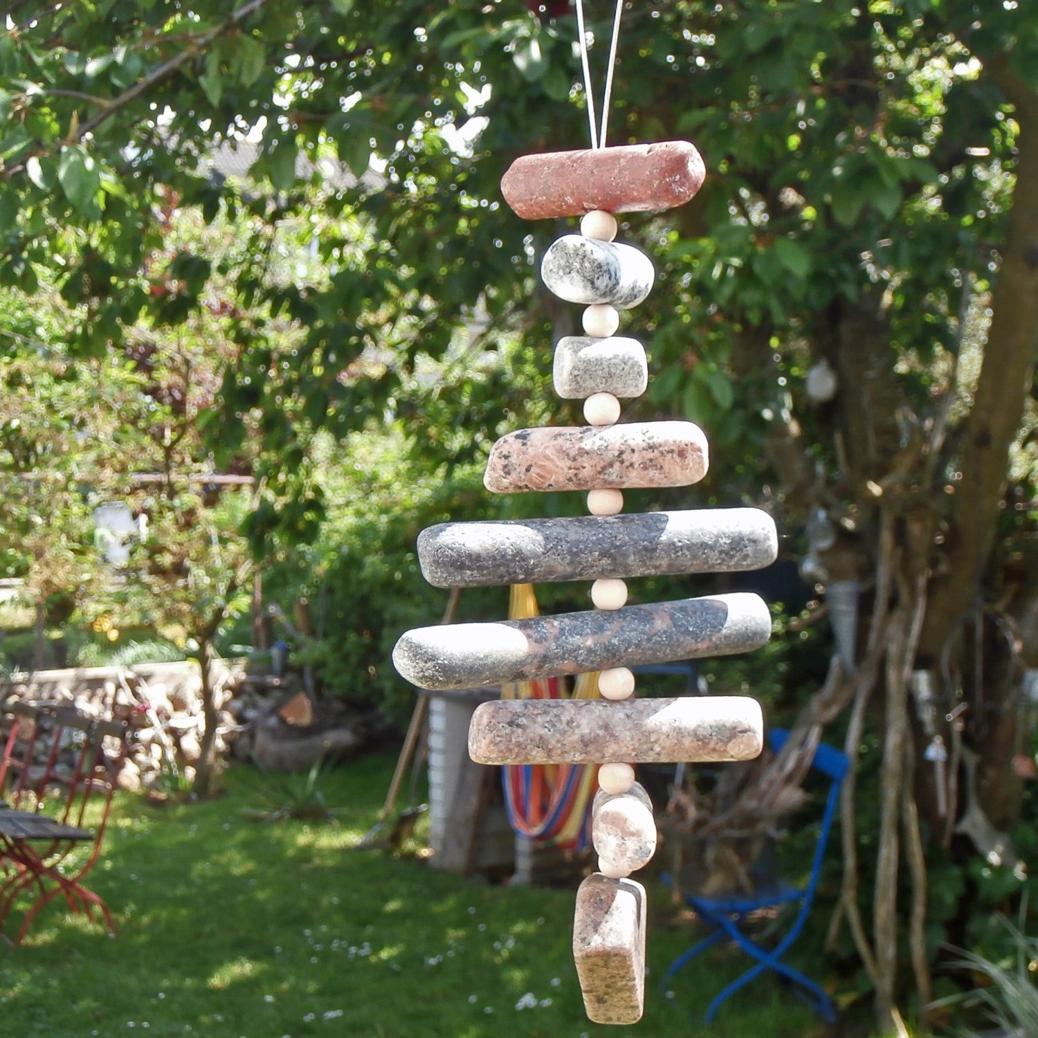 Rustikaler Topfuntersetzer aus Steinen von der Rügener Küste in Fischform