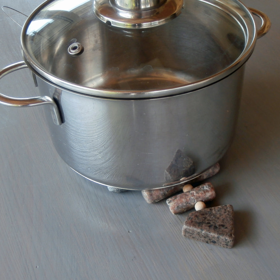 Rustikaler Topfuntersetzer aus Steinen von der Rügener Küste in Fischform