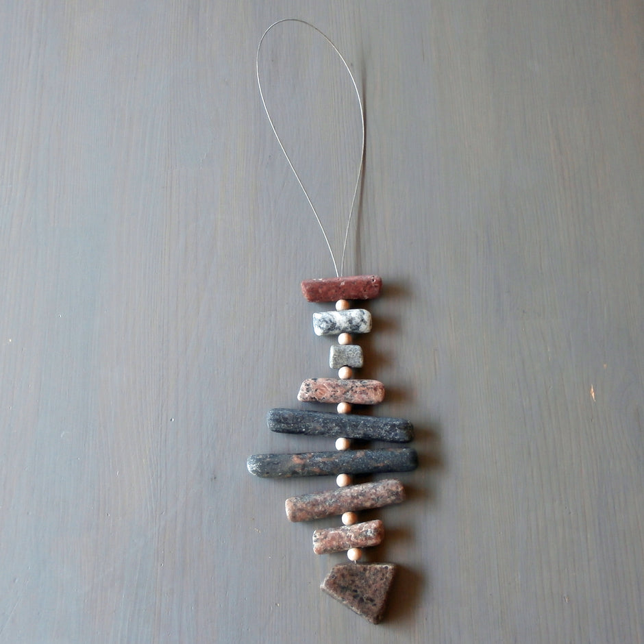 Rustikaler Topfuntersetzer aus Steinen von der Rügener Küste in Fischform