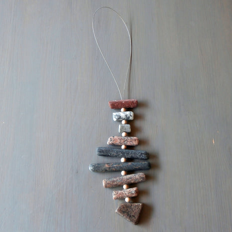 Rustikaler Topfuntersetzer aus Steinen von der Rügener Küste in Fischform