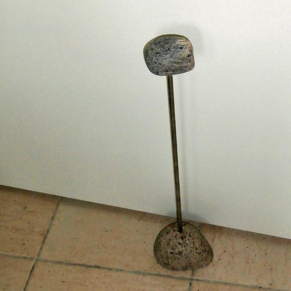 Rustikaler Türstopper aus Gneis und Edelstahl, Unikat