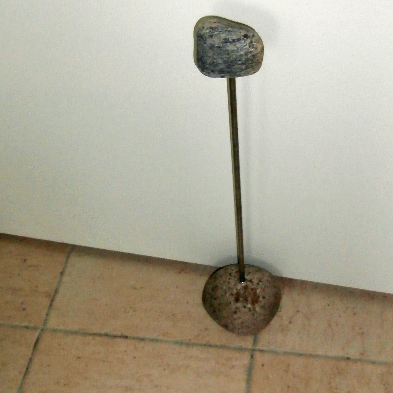 Rustikaler Türstopper aus Gneis und Edelstahl, Unikat