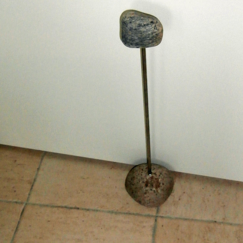 Rustikaler Türstopper aus Gneis und Edelstahl, Unikat