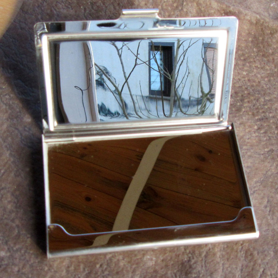 Visitenkartenetui aus Edelstahl mit Bernsteinintarsien