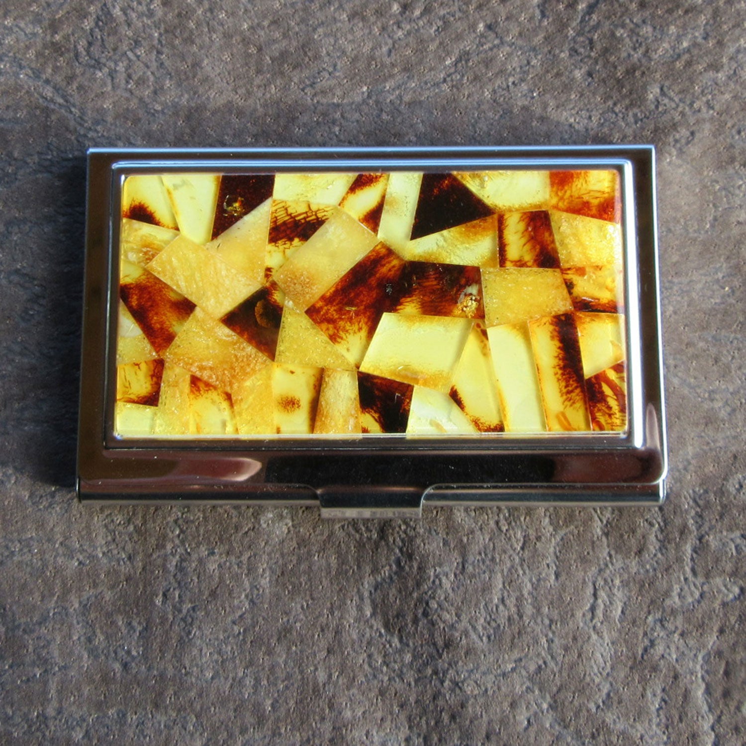 Visitenkartenetui aus Edelstahl mit Bernsteinintarsien