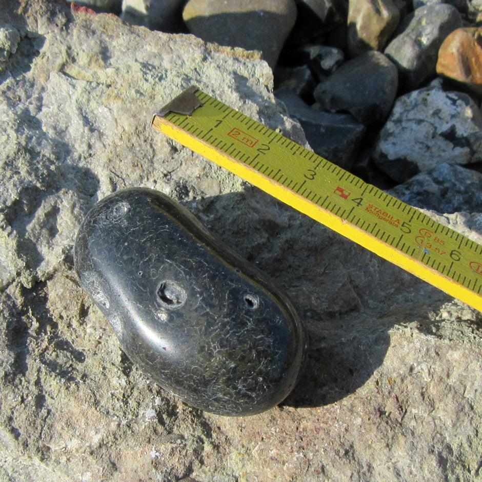 Länglicher Wallstein von der Rügener Küste – anthrazit & handschmeichelnd