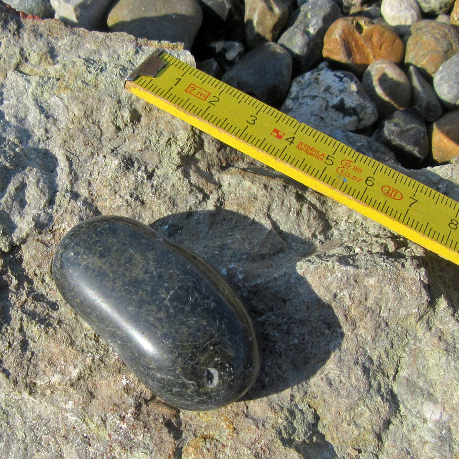 Länglicher Wallstein von der Rügener Küste – anthrazit & handschmeichelnd