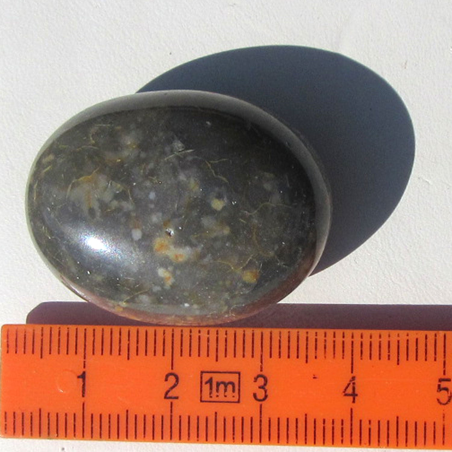 Polierter Wallstein von der Rügener Küste – rund & farbintensiv