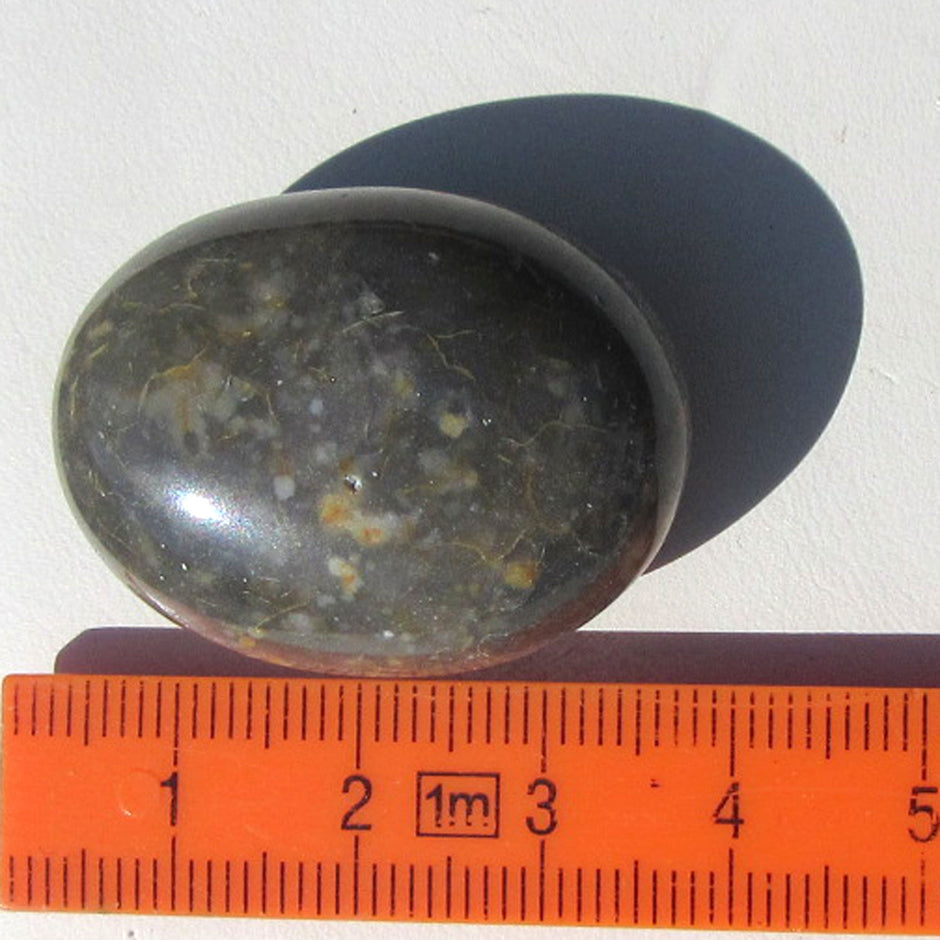 Polierter Wallstein von der Rügener Küste – rund & farbintensiv