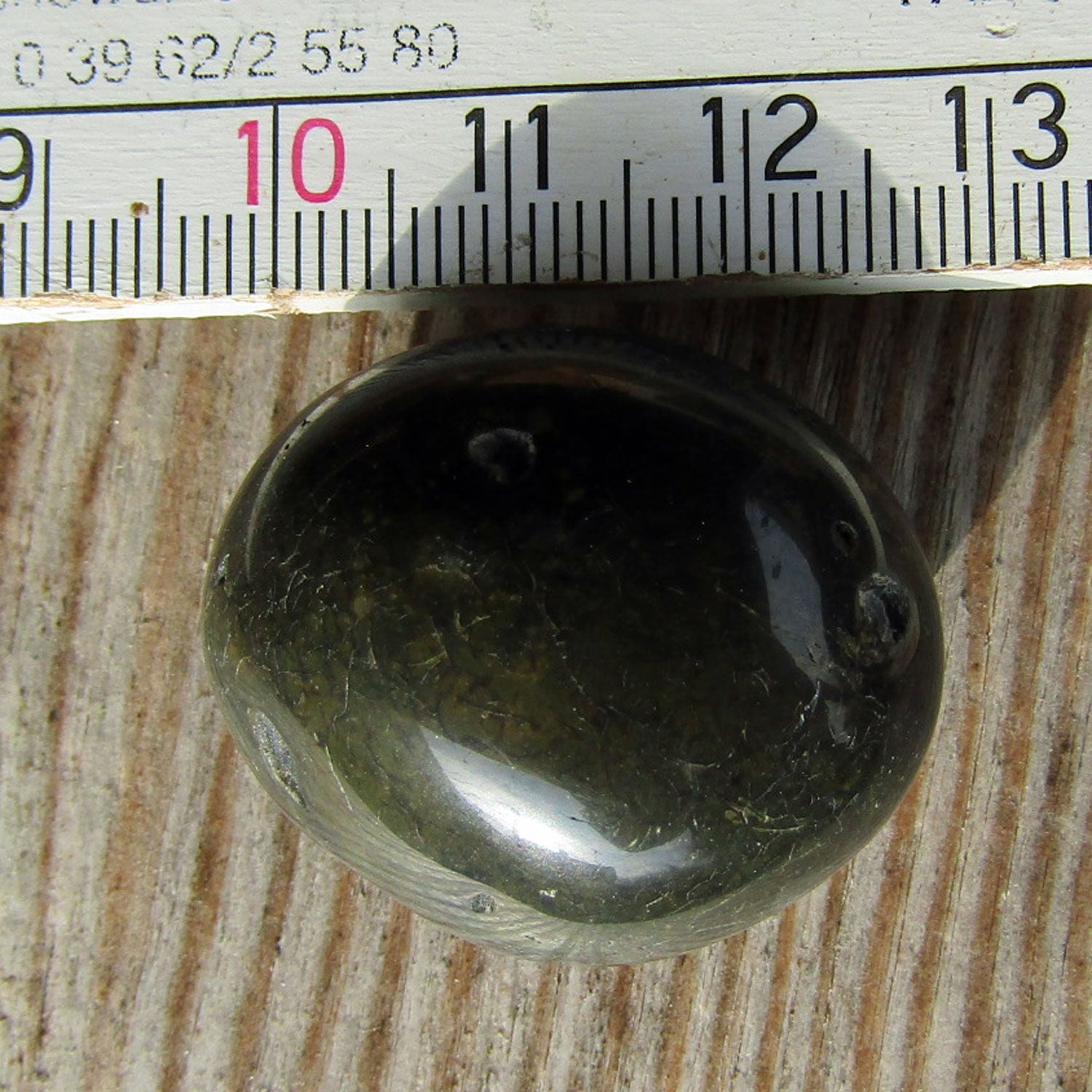 Tief glänzender Wallstein von der Rügener Küste – grünlich-schwarz mit feiner Textur