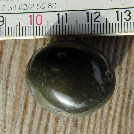 Tief glänzender Wallstein von der Rügener Küste – grünlich-schwarz mit feiner Textur