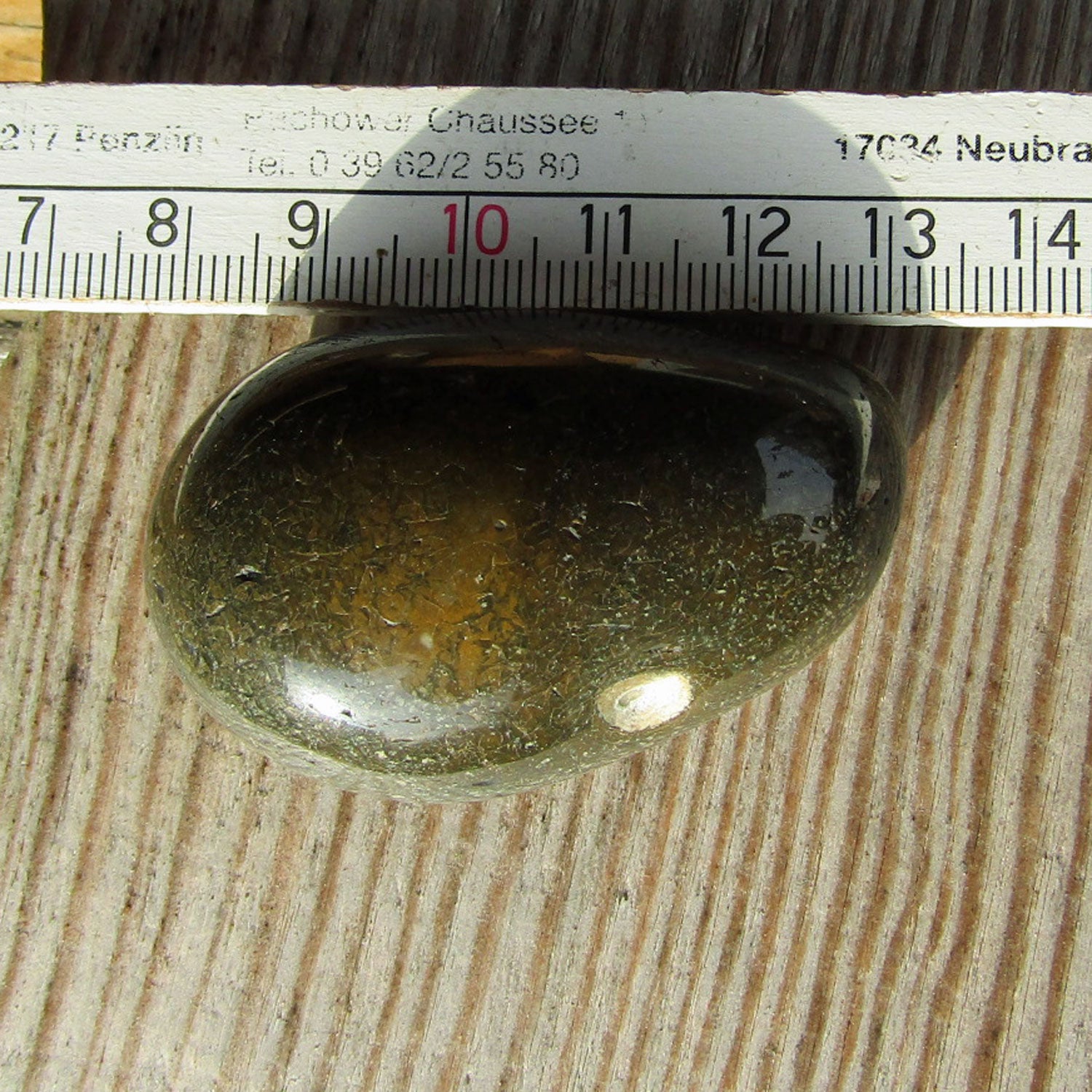 Flacher, hochglanzpolierter Wallstein von der Rügener Küste – bräunlich-grün