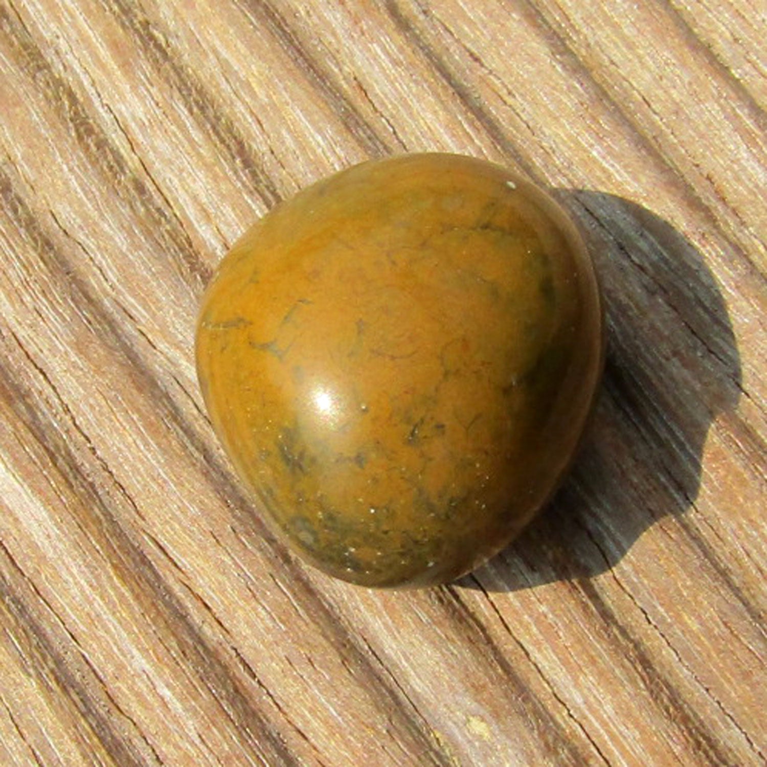 Kleiner senffarbener Wallstein – poliert & mit besonderer Struktur