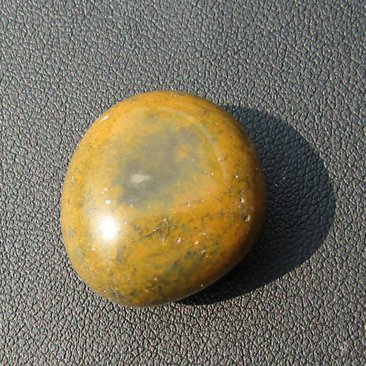 Kleiner senffarbener Wallstein – poliert & mit besonderer Struktur