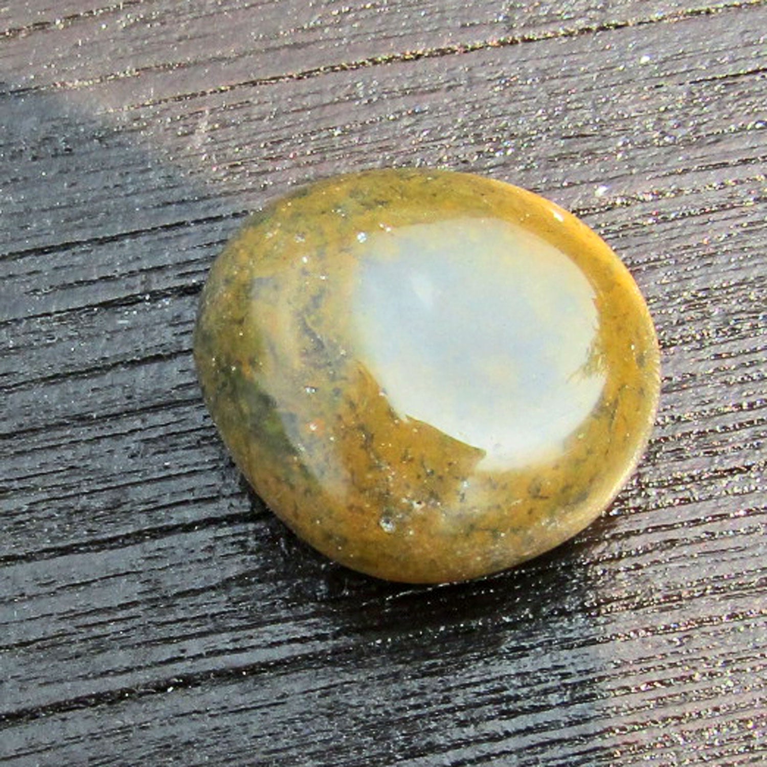 Kleiner senffarbener Wallstein – poliert & mit besonderer Struktur