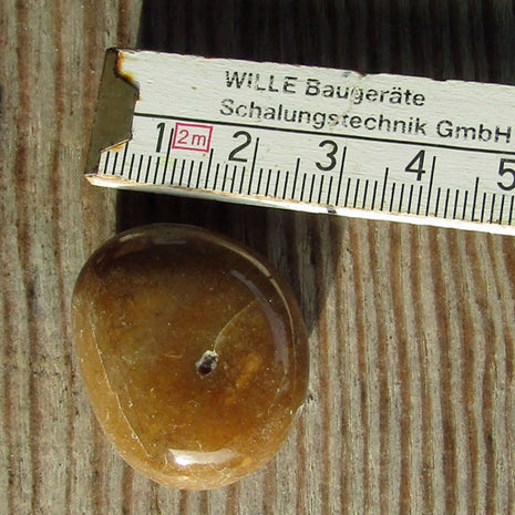 Brauner, polierter Wallstein von der Rügener Küste – in klassischer Kiesel-Form