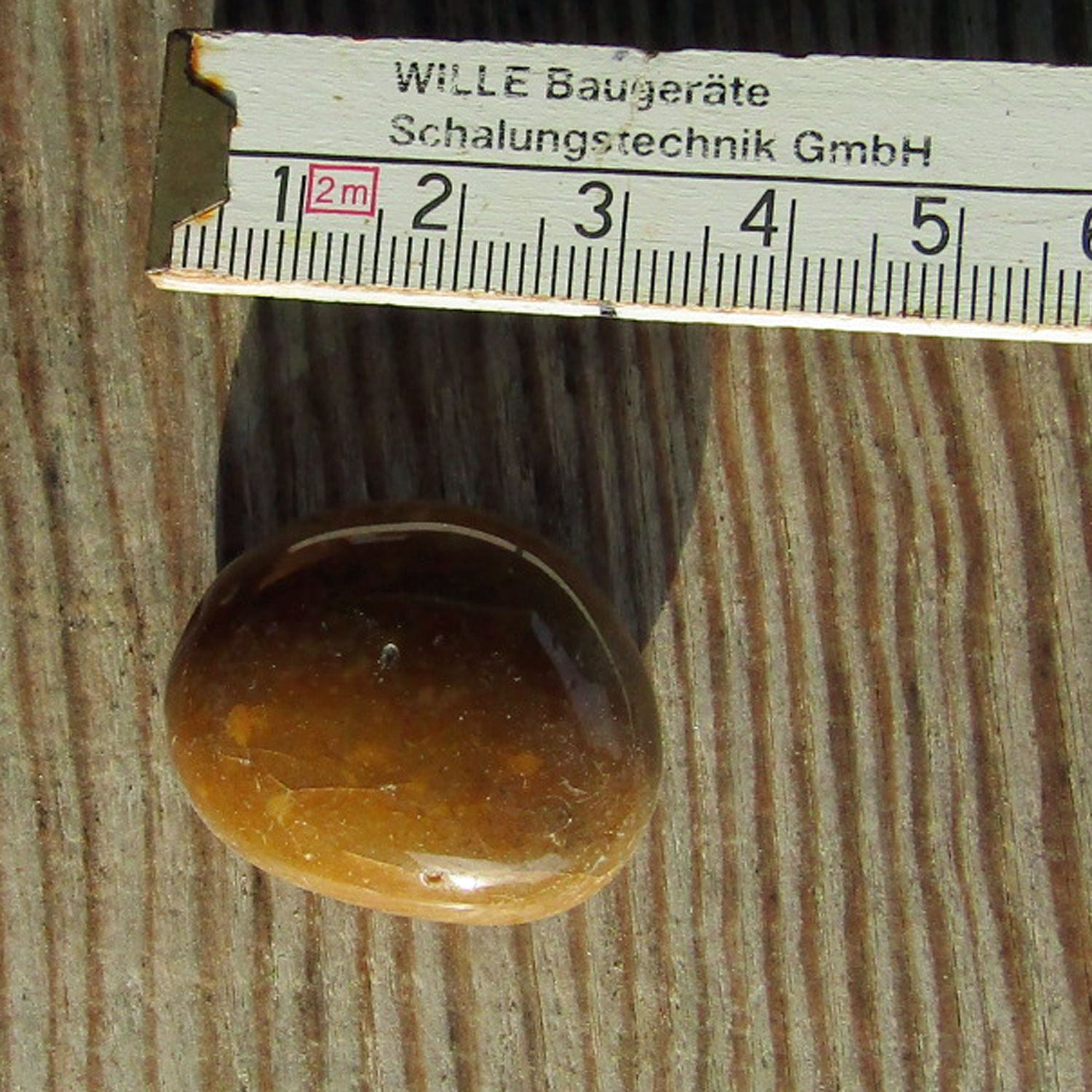 Brauner, polierter Wallstein von der Rügener Küste – in klassischer Kiesel-Form