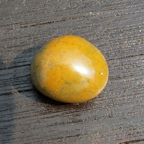 Kleiner senffarbener Wallstein – poliert & mit besonderer Struktur