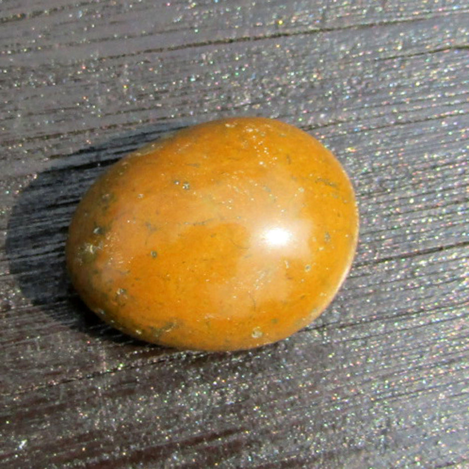 Kleiner polierter Wallstein von der Rügener Küste – senffarbene Schönheit aus der Ostsee