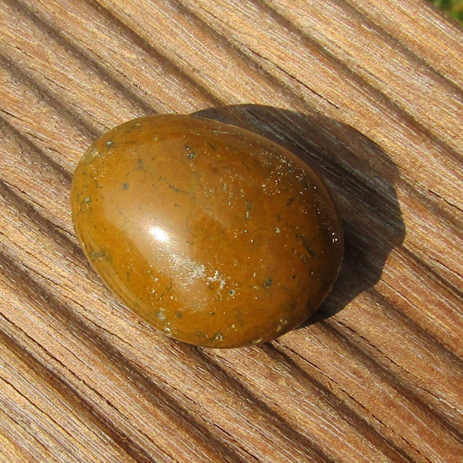 Kleiner polierter Wallstein von der Rügener Küste – senffarbene Schönheit aus der Ostsee