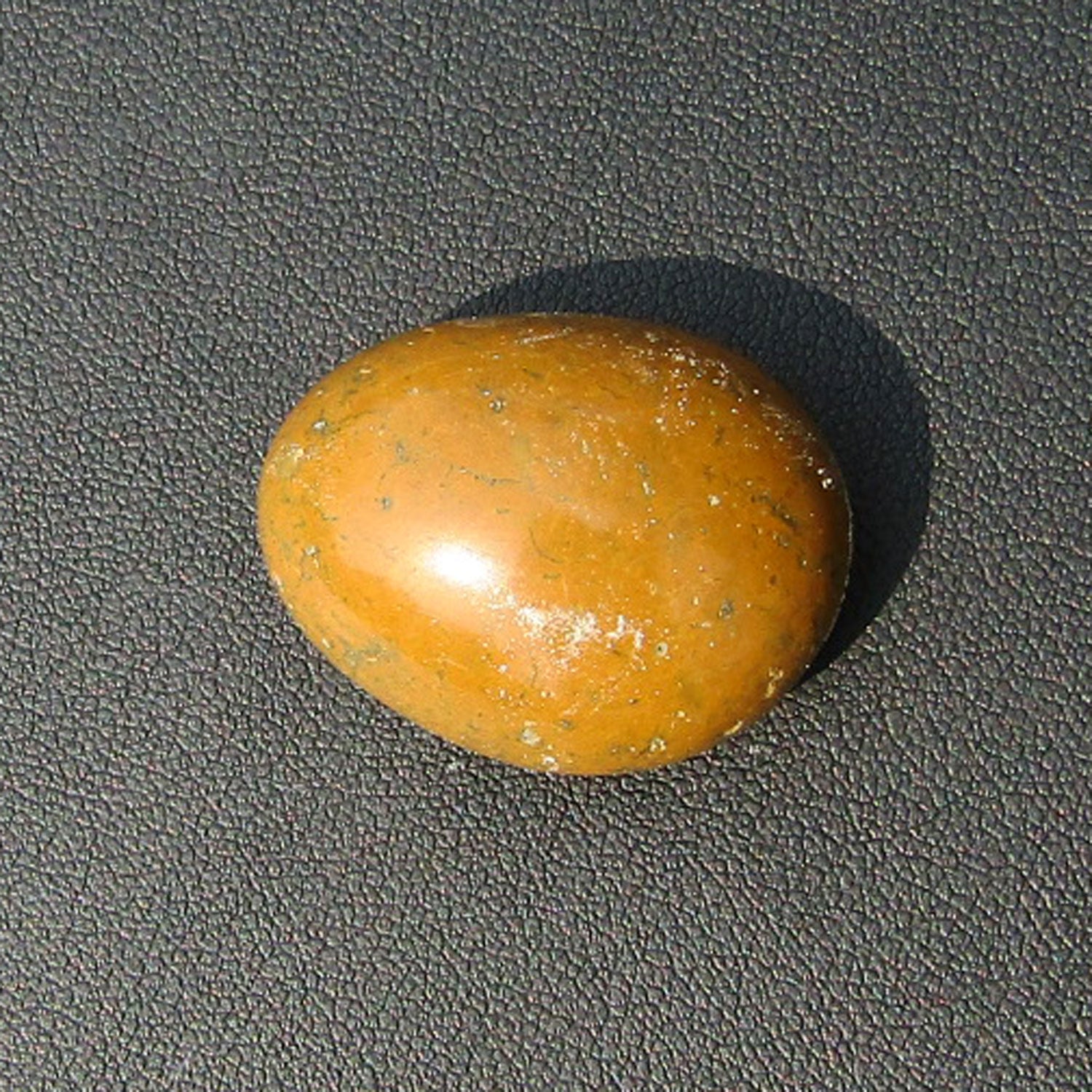 Kleiner polierter Wallstein von der Rügener Küste – senffarbene Schönheit aus der Ostsee