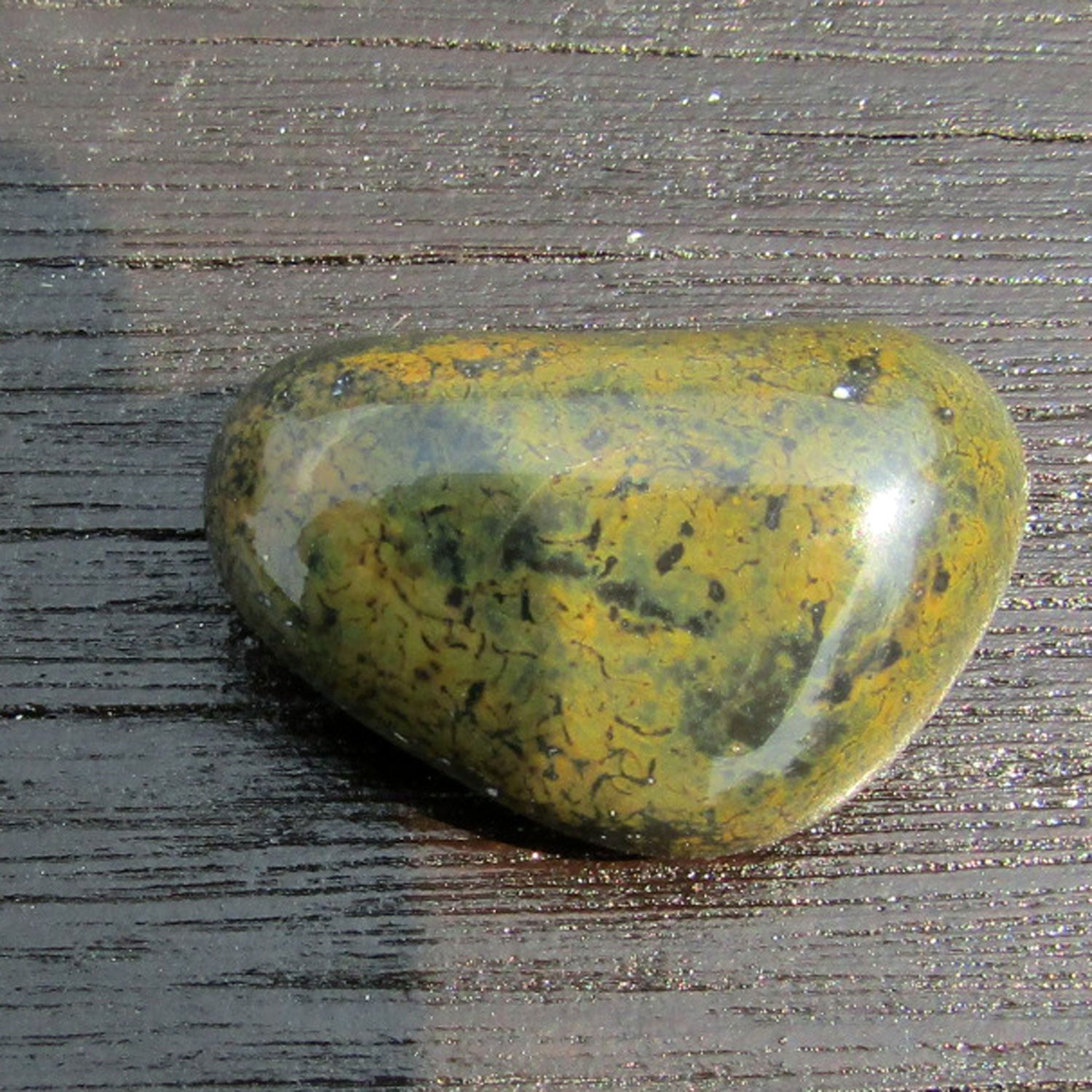 Keilförmiger Wallstein von der Rügener Küste – dunkelgrün mit senffarbener Textur