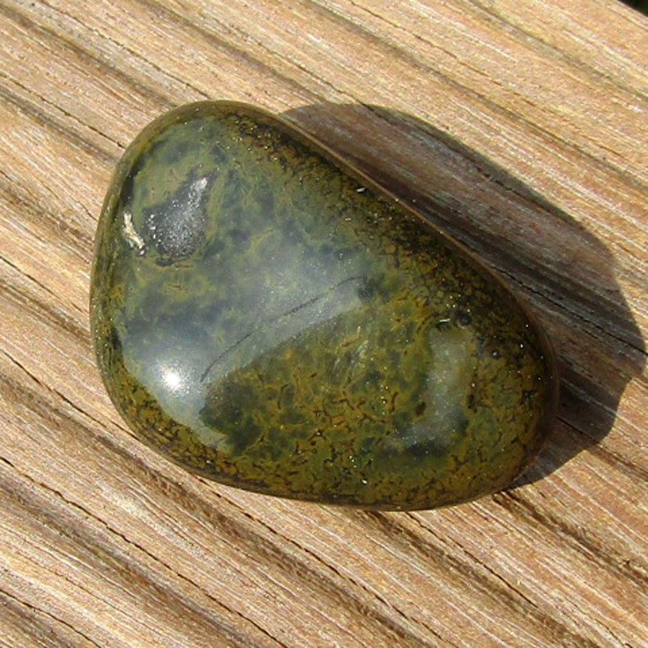 Keilförmiger Wallstein von der Rügener Küste – dunkelgrün mit senffarbener Textur